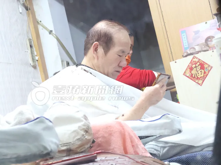 趙傳剪頭髮時專注看著手機螢幕。特勤中心攝