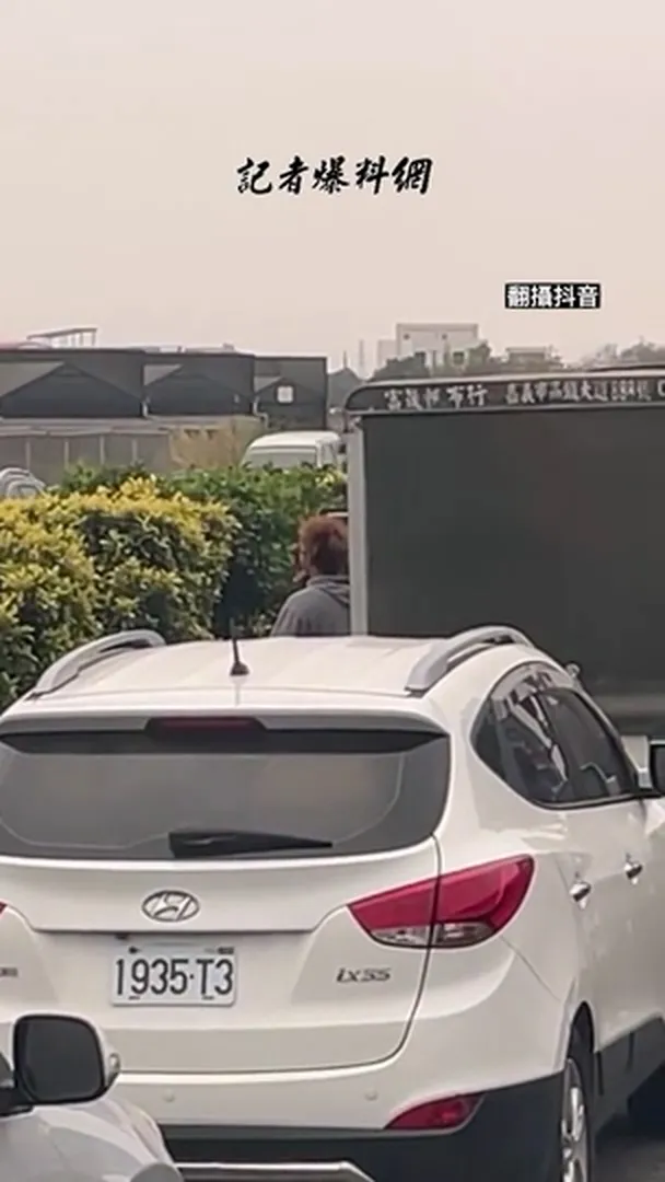 民眾下車刷牙。翻攝記者爆料網