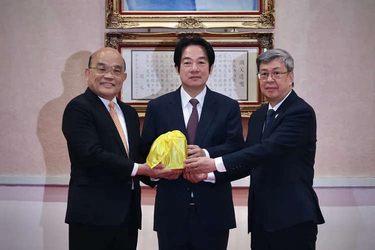 前閣揆蘇貞昌(左1)日前交棒給陳建仁(右1)。林林攝