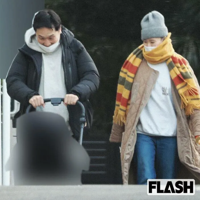 山里亮太(左)看到嬰兒車裡的女兒就笑不停，老婆蒼井優在一旁也露出微笑。FLASH