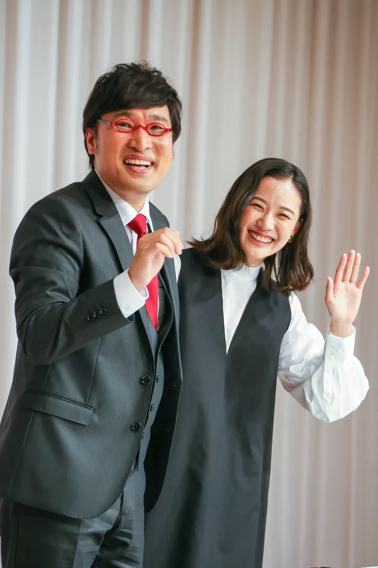 蒼井優(右)2019年和山里亮太開記者會宣布結婚，被稱為「美女與野獸」夫婦組合。翻攝日本yahoo