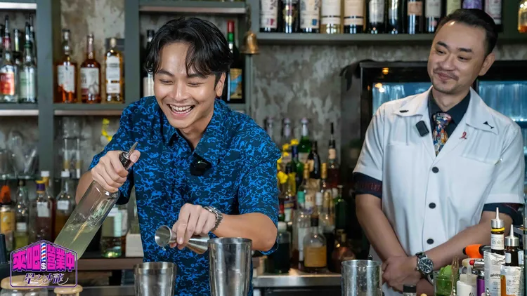 楊銘威(左)擅長調酒。TVBS提供