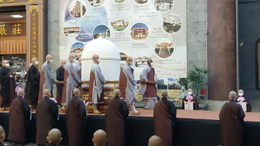 星雲法師圓寂大典3萬人湧佛光山 信徒含淚跪送最後一程