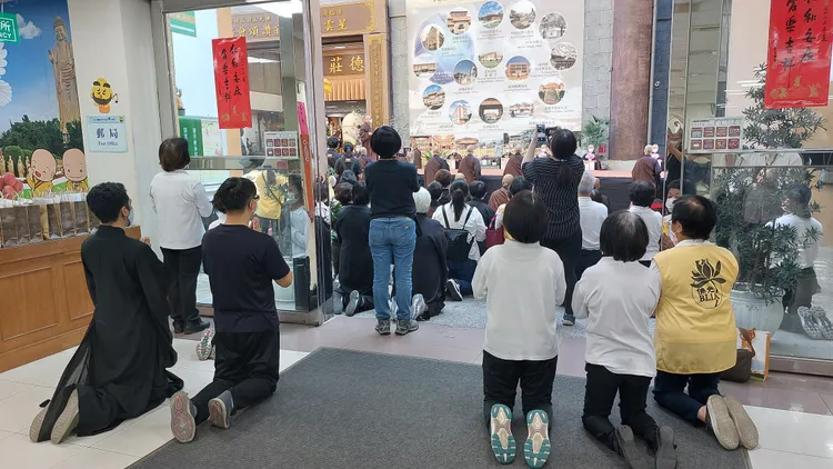 星雲大師法體真身坐塔移出雲居樓，信眾都含淚跪別。凃建豐攝