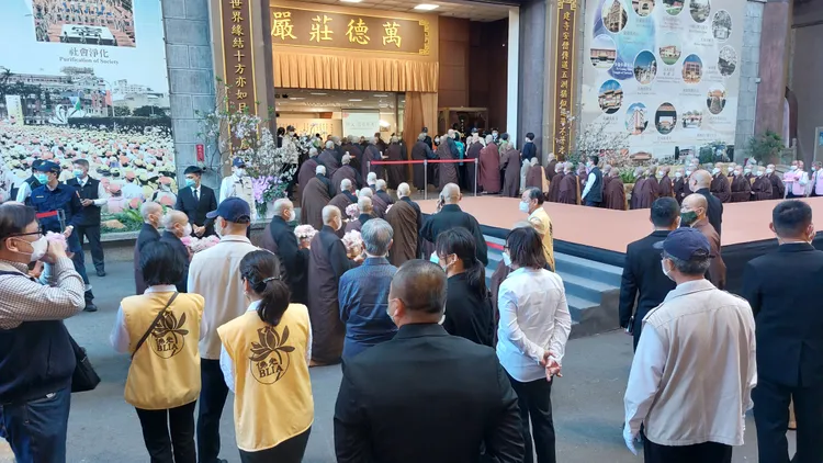 大批信眾弟子參加星雲法師圓寂讚頌典禮。凃建豐攝