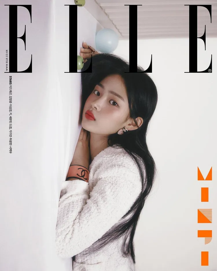 Minji身著香奈兒新裝登上時尚雜誌《ELLE》韓國版3月號封面。翻攝newjeans_official IG