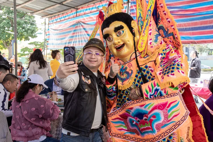 辦桌春酒融合台灣在地傳統文化電音三太子表演，將台灣本土文化最大化呈現。業者提供