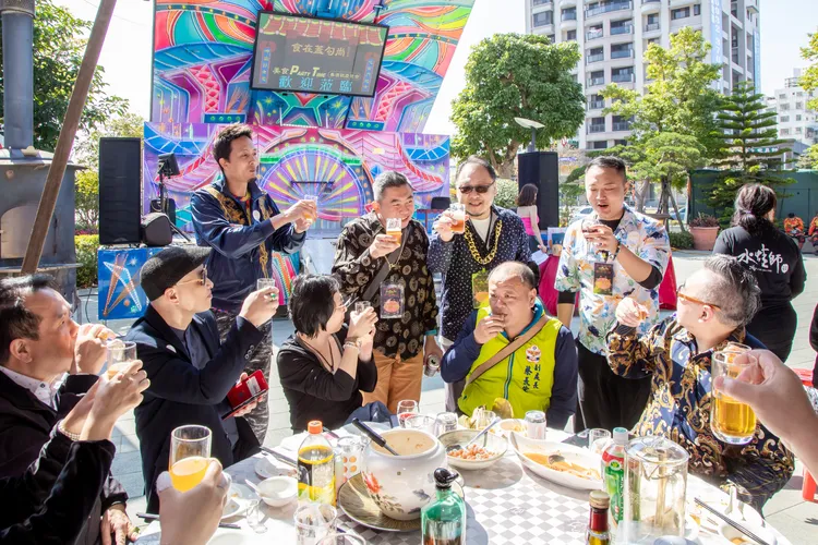 春酒場地比鄰傳統宮廟外廣場，更邀請辦桌界鼎鼎有名的水蛙師團隊，為活動現煮烹製台灣的在地特色料理。業者提供