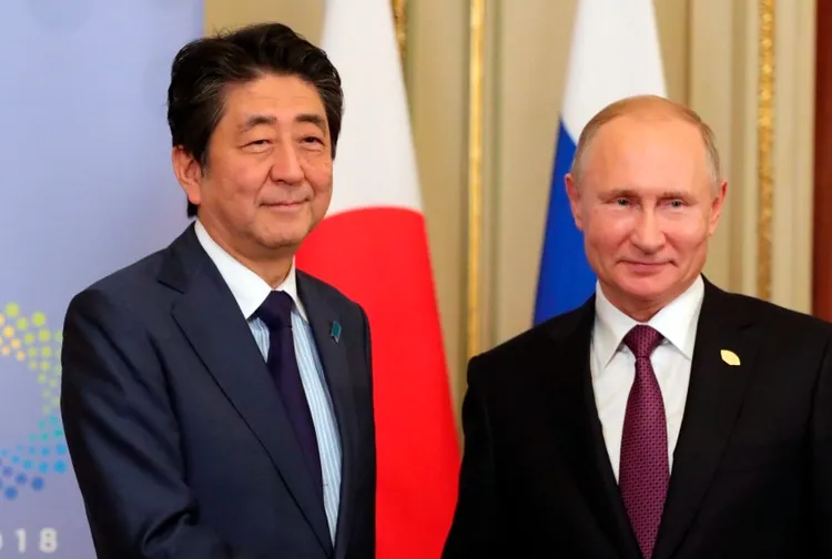 安倍晉三（左）回憶，與普丁（右）接觸的感覺「出奇地友好」。資料照片