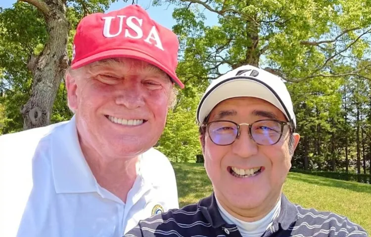 安倍晉三（右）在高爾夫球場與美國總統川普（左）開心自拍。資料照片