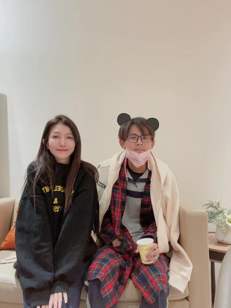 男星阿翔（陳秉立） 與妻子。翻攝臉書「Out Of Control 媽咪Grace」