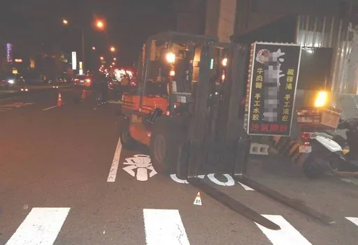 堆高機路邊卸貨害命！騎士猛撞牙叉釀2慘死　貨車違停也有事下場出爐