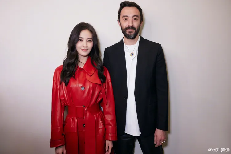 劉詩詩與TOD’S創意總監Walter Chiapponi。翻攝劉詩詩微博
