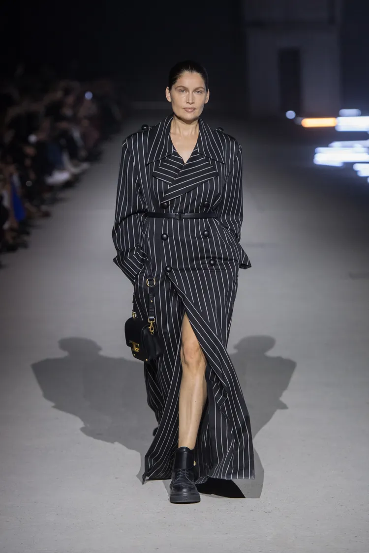 本季運用了許多汲取自男裝設計中的元素，營造出剛柔並濟的想像。品牌提供