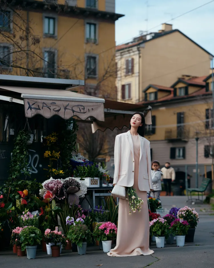 劉詩詩身著TOD’S造型在米蘭街頭擺拍的畫面，讓她後方路過的小朋友也看得入迷。翻攝詩詩的小板報微博
