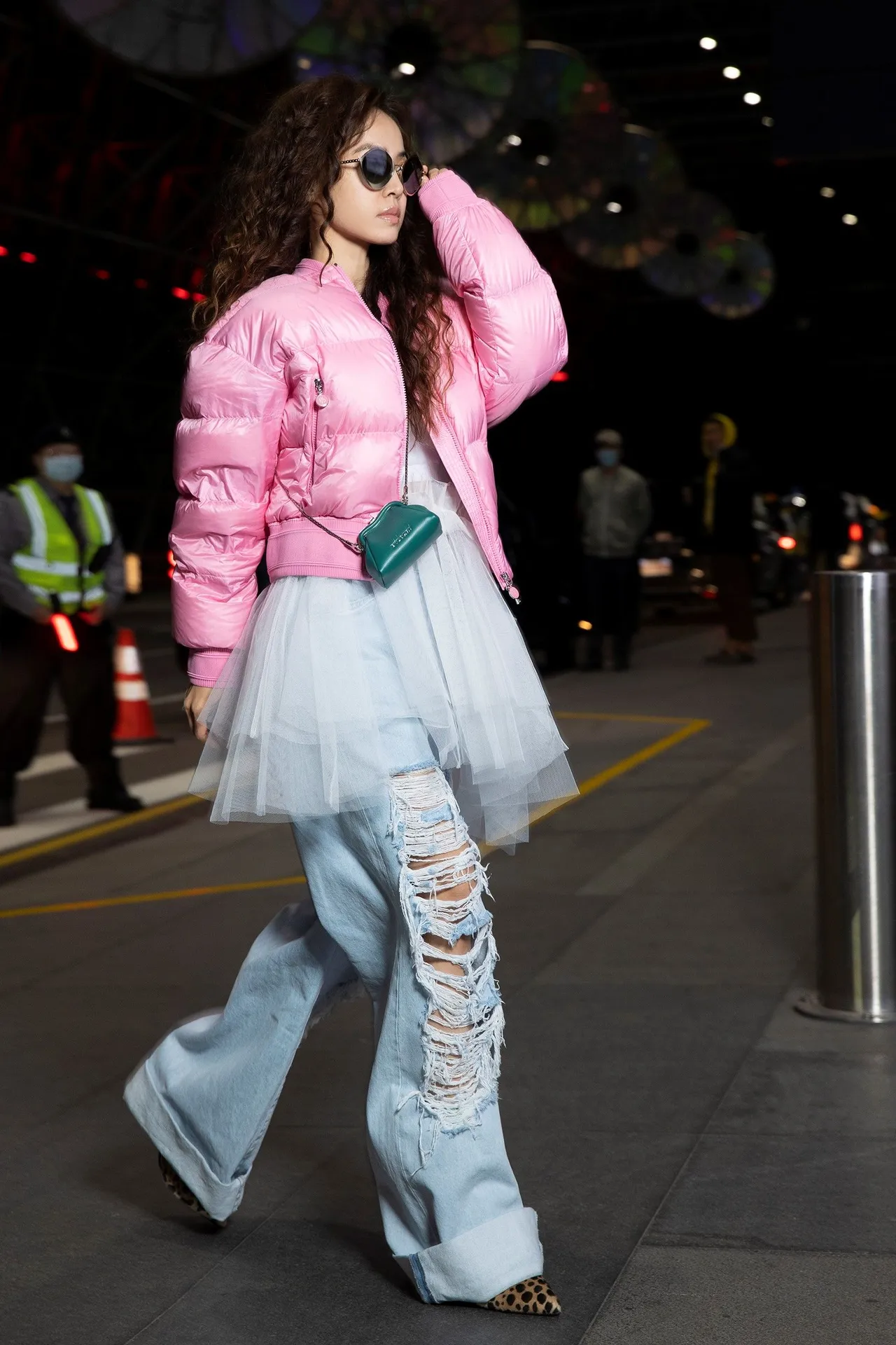 蔡依林以多層次個性裝扮,搭配寶格麗春夏Serpenti祖母綠色小牛皮迷你手拿包、B.zero1 Rock系列18K金鑲鑽項鍊、2023秋冬Serpenti菱形金屬太陽眼鏡,為自己的巨星風貌添上奢華時髦氣息。品牌提供