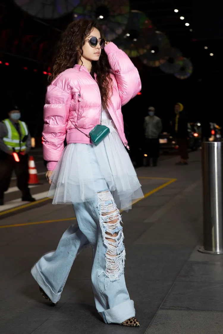 蔡依林以多層次個性裝扮，搭配寶格麗春夏Serpenti祖母綠色小牛皮迷你手拿包、B.zero1 Rock系列18K金鑲鑽項鍊、2023秋冬Serpenti菱形金屬太陽眼鏡，為自己的巨星風貌添上奢華時髦氣息。品牌提供