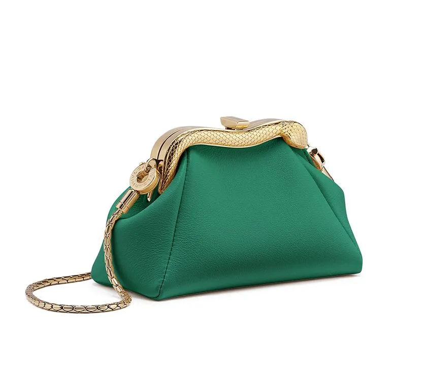 寶格麗春夏新款Serpenti祖母綠色小牛皮迷你手拿包,約4萬9500元。品牌提供