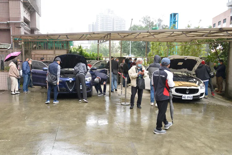 民眾參與超跑拍賣。台北分署提供