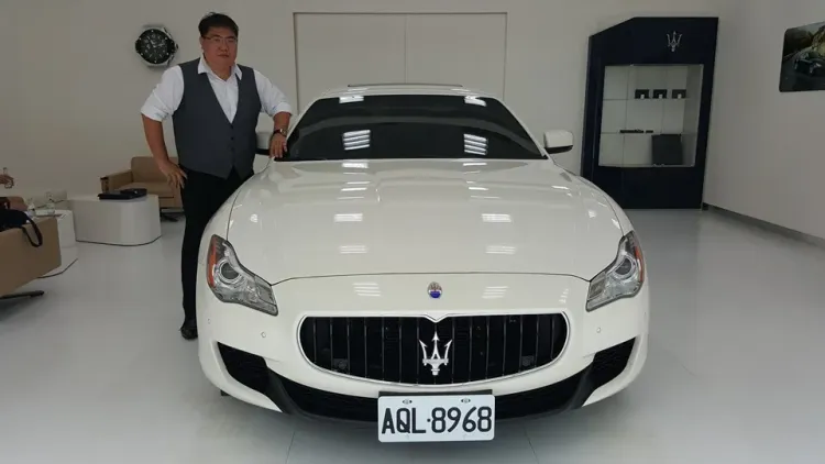 儲開軒與瑪莎拉蒂愛車合影。翻攝儲開軒臉書