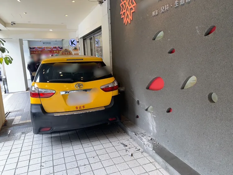 小黃卡在騎樓上。翻攝畫面