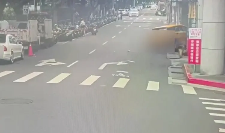 小黃往騎樓上衝。翻攝畫面