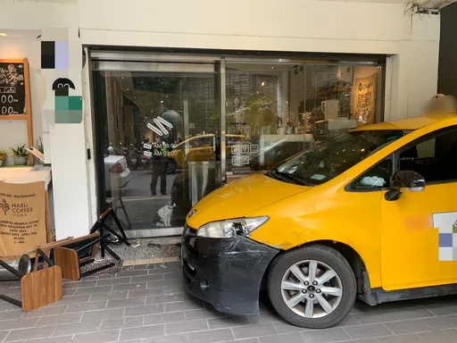 北市小黃失控爆衝騎樓 咖啡廳店員+路人全嚇壞