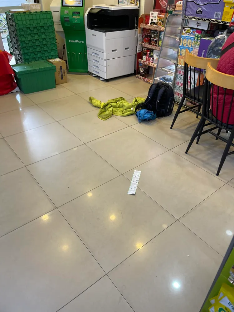 該超商就在小學旁，下課常有很多孩子在裡面使用桌椅。翻攝自爆廢公社