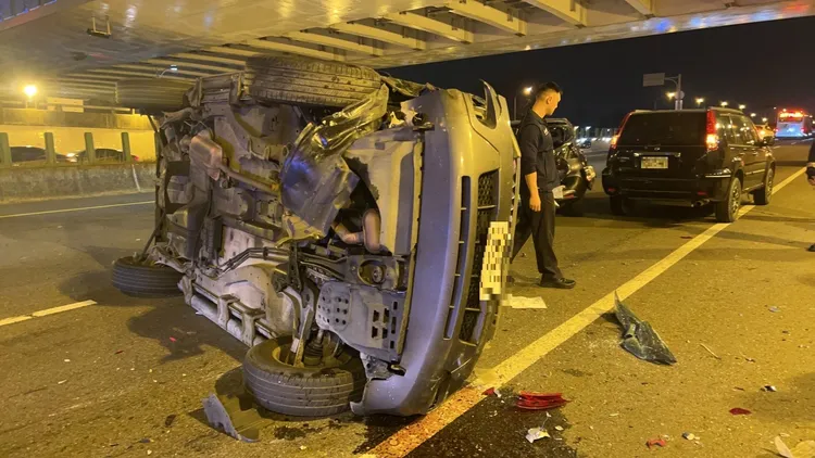 休旅車遭遇撞擊後失控側翻。讀者提供