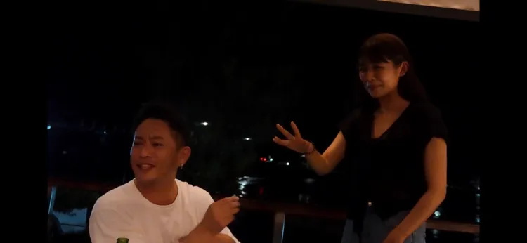 Junior（左）求婚時經驚慌失措，林萱瑜在一旁爆哭。翻攝《我們,剛好》頻道