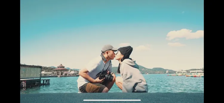 Junior（左）終於大方公開親吻女友林萱瑜。翻攝《我們,剛好》頻道