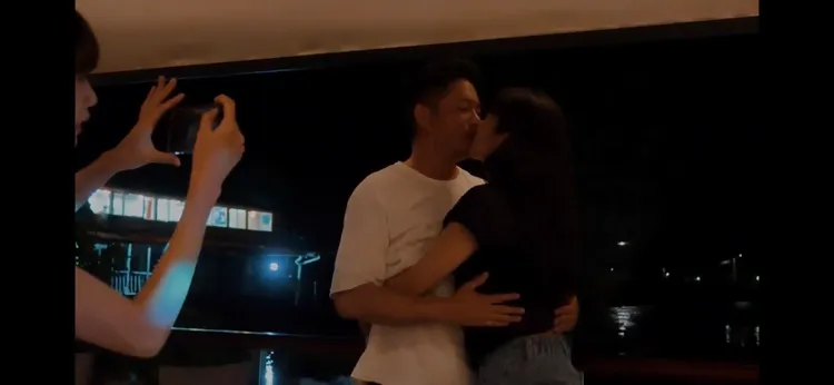 Junior（左）成功求婚林萱瑜。翻攝《我們,剛好》頻道