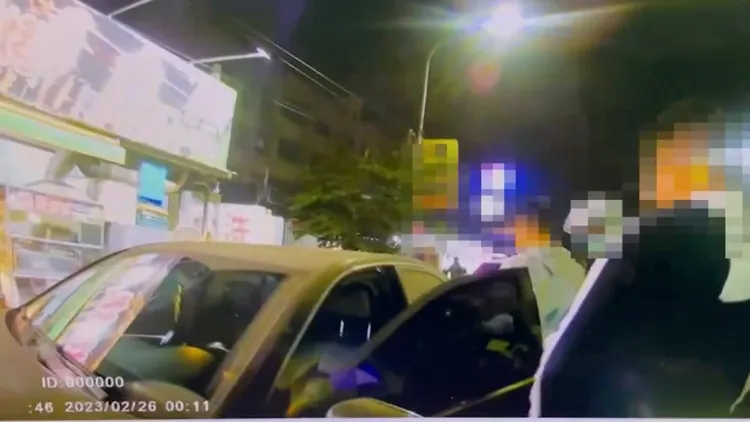 警方快打部隊等警網及時攔阻鬥毆酒客。翻攝畫面