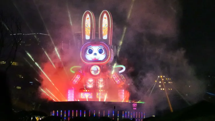 今年台灣燈會的主燈是高22公尺的科技玉兔。莊宗達攝