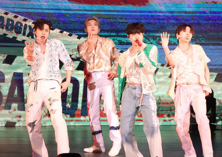 AB6IX成員金東賢（左起）、朴佑鎮、李大輝、田雄熱舞開場。鄭孟晃攝