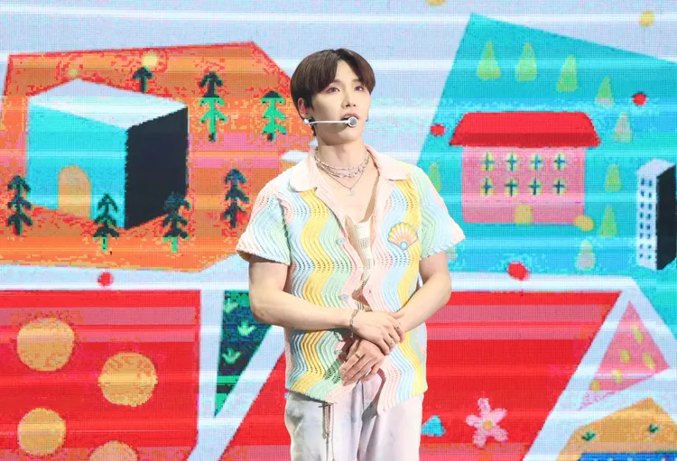 田雄表演完開場後受傷，右手扶住左手忍痛。鄭孟晃攝