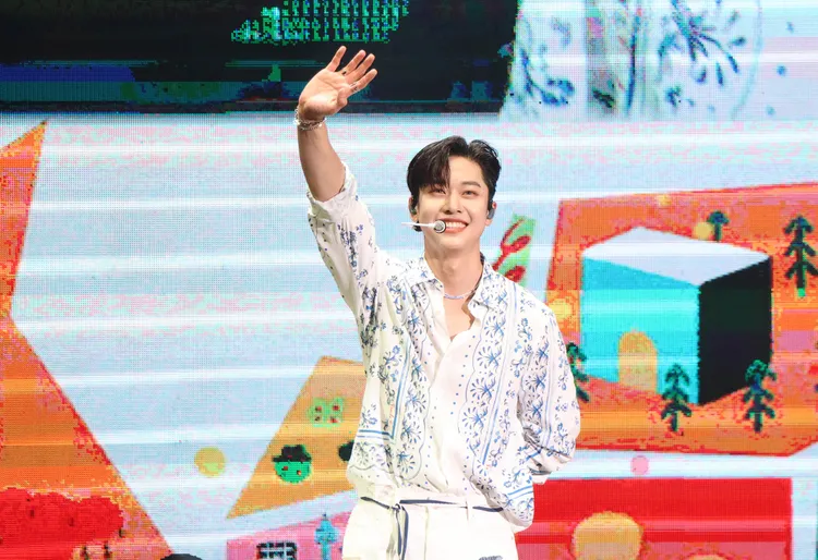 金東賢跟粉絲拜晚年「新年快樂」。鄭孟晃攝