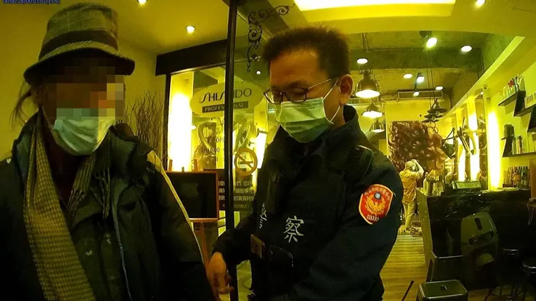 警方當場抓住林男。桃園警分局提供