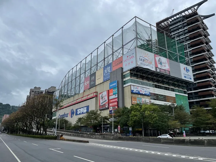 新店家樂福外觀。民眾提供