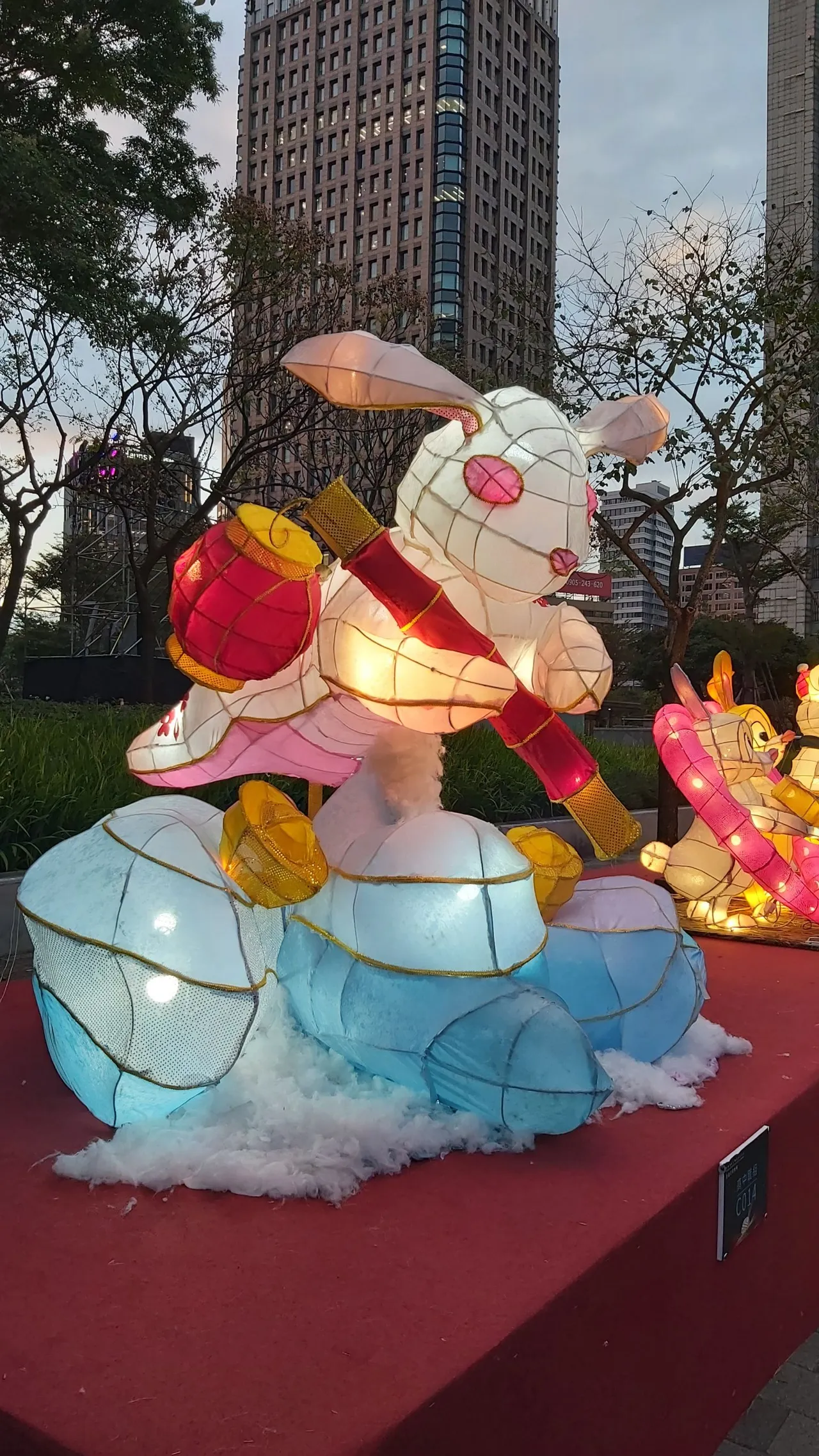 白色小兔子提著燈籠,模樣也是相當俏皮討喜。莊宗達攝