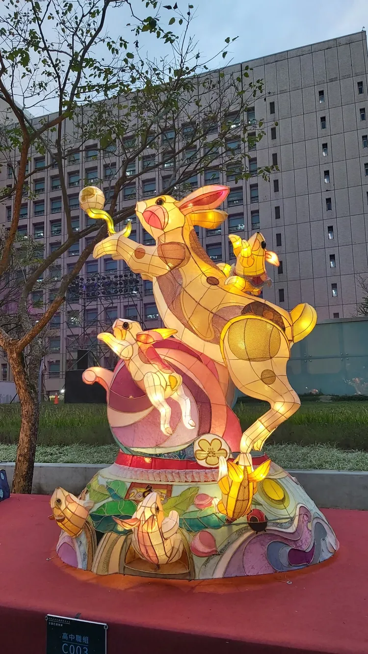 玉兔奔月造型花燈，以溫暖黃燈為主題色，更顯得華貴喜慶。莊宗達攝