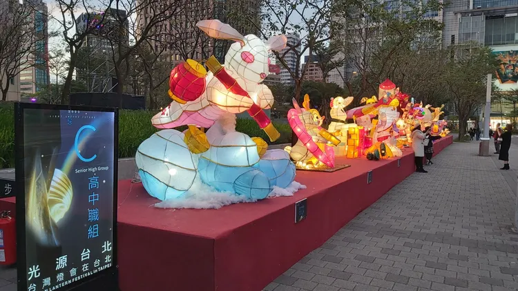 以兔子為主題的花燈，展示在台北市政府東大門旁。莊宗達攝