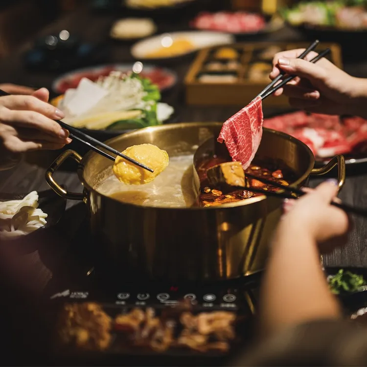 涮辛酸麻辣火鍋吃到飽。業者提供