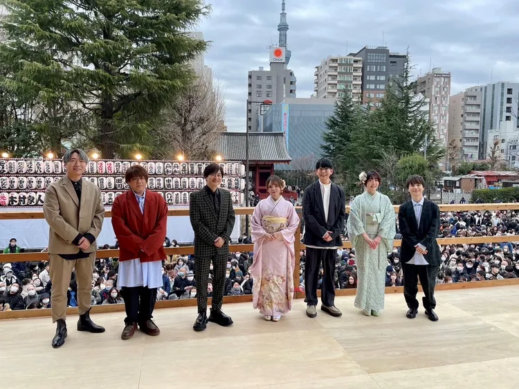 《鬼滅之刃》聲優昨在東京淺草寺撒豆子驅鬼招福，左起小西克幸、松岡禎丞、下野紘、鬼頭明里、花江夏樹、花澤香菜、河西健吾。翻攝kimetsu_off推特