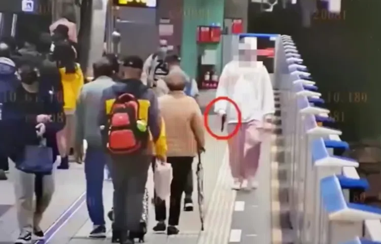 男子手持玩具槍進到捷運月台，引起民眾恐慌。翻攝畫面