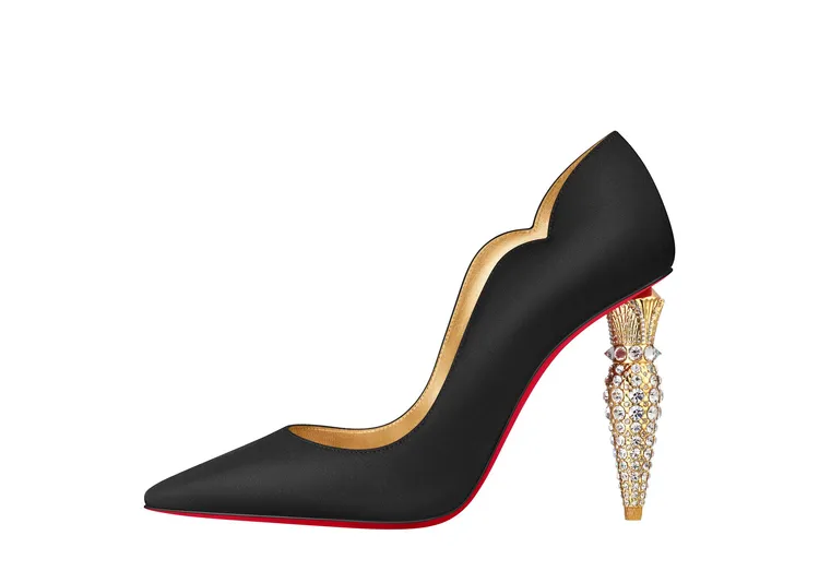Lipstrass Pump黑色緞面尖頭高跟鞋，5萬5000元。品牌提供