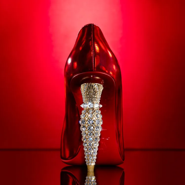 Christian Louboutin新登場的春夏Lipstrass水晶金色唇膏造型高跟鞋，鞋跟由工匠耗時約3小時手工鑲貼上近700顆水晶所完成。品牌提供