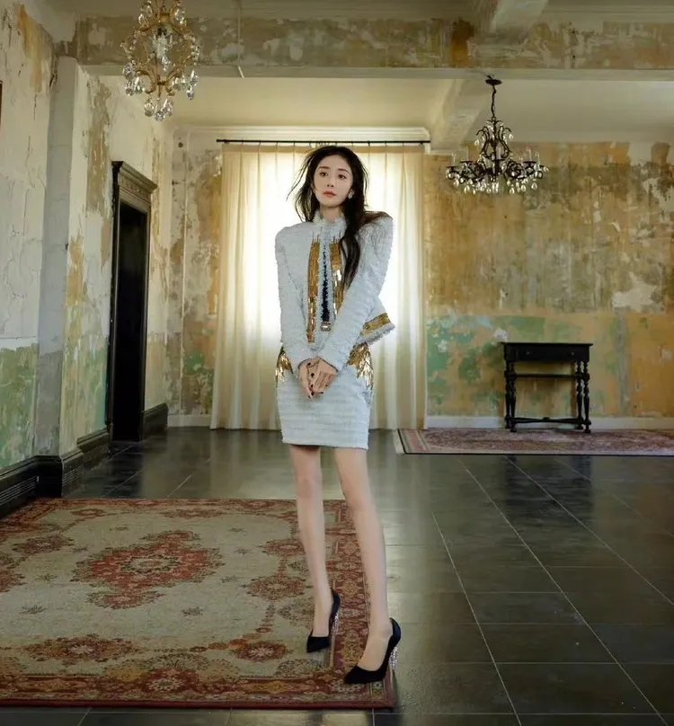 楊冪穿著Lipstrass Pump黑色緞面尖頭高跟鞋，搭配白色金邊毛呢短裙套裝，展現一身高貴女神氣息。品牌提供