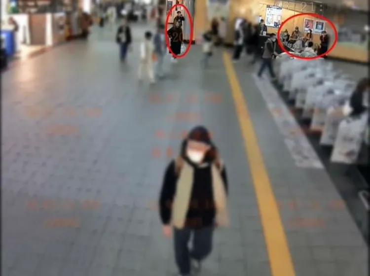 色狼事後還流連現場觀看警方與被害人。翻攝畫面