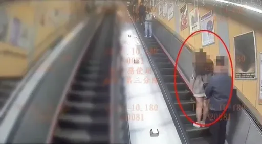 偷拍片|短裙正妹捷運遇「攝狼」偷拍小褲褲 大腿「冰冰的一塊」讓她受驚了